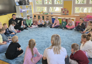 Pani Kasia i Pan Igor witają się z Ważkami i rozmawiają na temat prawidłowego oddychania.