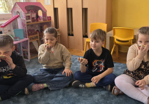 Dzieci oddychają z wykorzystaniem lusterek.