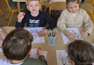 Dzieci kolorują gwiazdę i Nosusia Czarodzieja.