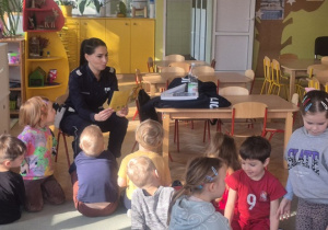 Funkcjonariuszka policji czyta opowiadanie.