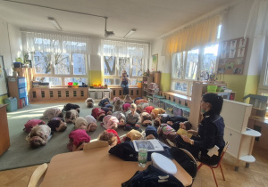 Dzieci ćwiczą pozycję żółwia.