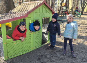 Dzieci pozują do zdjęcia.