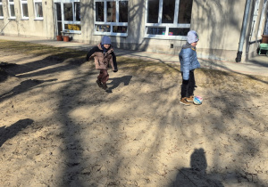 Chłopcy grają w piłkę.