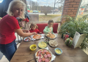 Ciocia Ania pomaga dzieciom.