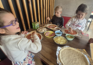 Powstają kolorowe Pizze.