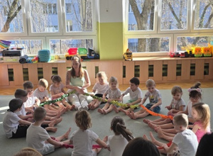 Zabawy w kole z gumą sensoryczną.