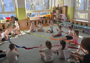 Zabawa na koniec zajęć którą dzieci uwielbiają.