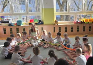 Zabawa z użyciem gumy sensorycznej.