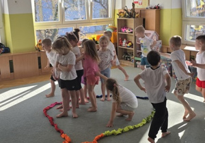 Zabawa ruchowa z użyciem gumy sensorycznej.