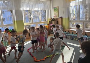 Zabawa ruchowa z użyciem gumy sensorycznej.