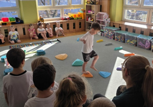 Chłopiec przechodzi po torze przeszkód.