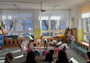 Ćwiczenia gimnastyczne z użyciem gumy sensorycznej.