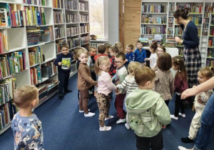 Dzieci bawią się przy muzyce.