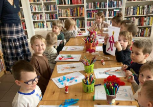 Dzieci wykonują zadanie plastyczne.