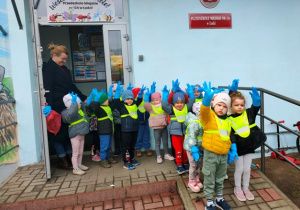 Motylki wyruszają z przedszkola na sprzątanie osiedla.