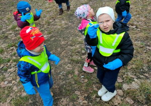 Chłopiec pokazuje swoje znalezisko.