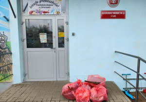 Efekty pracy dzieci- 8 worków zgromadzone przed wejściem do przedszkola.