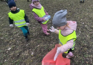 Dzieci sprzątają kolejne miejsce.