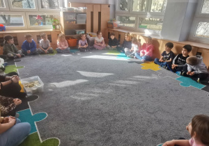 Pani Kasia i Pan Igor witają się z Biedronkami i rozmawiają na temat prawidłowego oddychania.