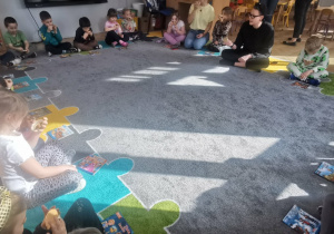 Dzieci oddychają z wykorzystaniem lusterek.