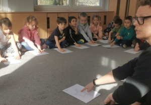 Dzieci poznają metodę oddechową z wykorzystaniem ramion gwiazdy.