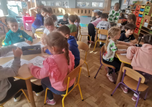 Dzieci otrzymały kolorowankę - czarodziej Nosuś