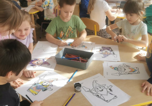 Dzieci kolorują Nosusia Czarodzieja.