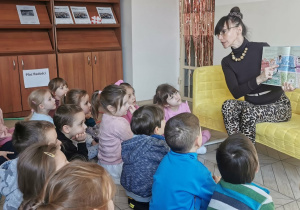 Dzieci słuchają książki „Magia samoregulacji i podróż Czującego Miasteczka”.