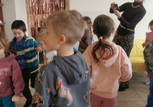 "Plac radości" - dzieci pokazują emocję.