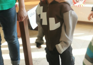 "Ulica złości" - chłopiec wyraża emocję poprzez tupanie.