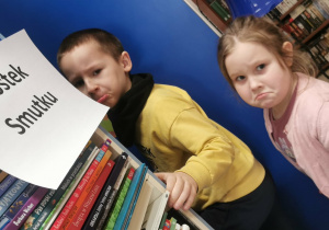 "Mostek smutku" - Chłopiec i dziewczynka robią smutne minki.