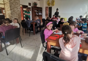 Dzieci wyklejają sylwetę znaku stop - symbolizuje radzenie sobie z silnymi emocjami.