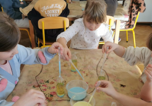 Eksperyment chemiczny - dzieci sprawdzają, czy dwie ciecze połączą się ze sobą.