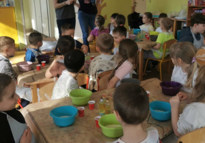 Pani Kasia tłumaczy, co należy wykonać podczas kolejnego zadania warsztatowego.