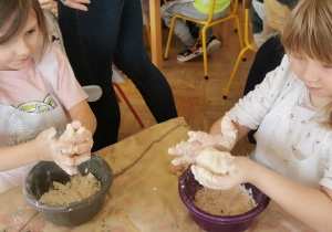 Dziewczynki samodzielnie przygotowują masę solną.