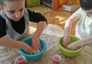 Chłopcy samodzielnie przygotowują masę solną.