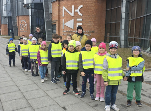 Dzieci stoją przed wejściem do Planetarium EC1.
