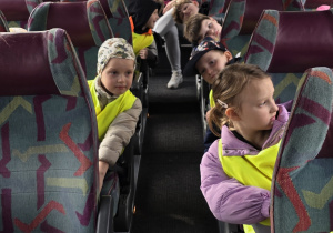 Dzieci jadą autokarem do Planetarium.