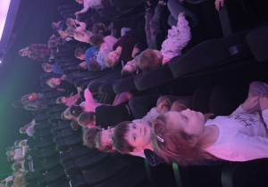 Dzieci siedzą i czekają na rozpoczęcie seansu "Kosmos dla najmłodszych".