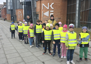 Dzieci stoją przed wejściem do Planetarium EC1.