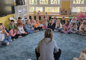 Lekarz stomatolog - Pani Agata wita się z Ważkami i Biedronkami i opowiada o pracy stomatologa.