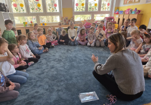 Dzieci rozmawiają z Panią doktor i zastanawiają się czy należy dbać o nasze uzębienie, nawet to mleczne.