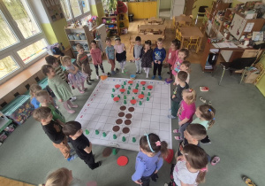 Dzieci wspólnie prezentują zakodowany obrazek.