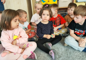 Dziecko trzyma w rączce ząbkowego robaczka.