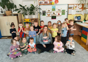 Pamiątkowe zdjęcie grupowe z panią stomatolog.