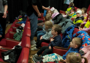 Dzieci zajmują miejsca na widowni.