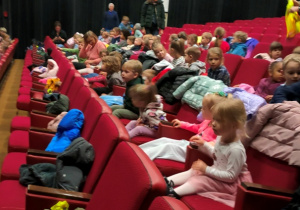 Dzieci czekają na rozpoczęcie przedsztawienia.