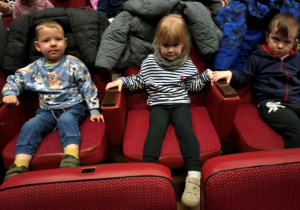 Dzieci siedzą na widowni.