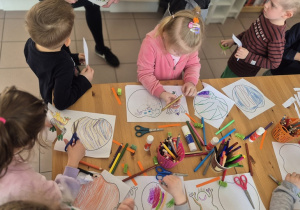 Dzieci wykonują swoje prace.