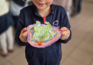 Dziewczynka prezentuje swoją gotową pracę.